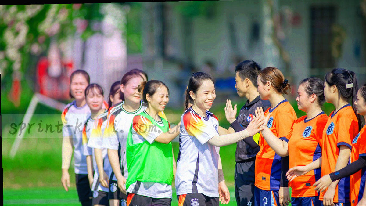 客厅大屏正在播放比分界面，画面里只有屏幕与沙发一角，没有人物